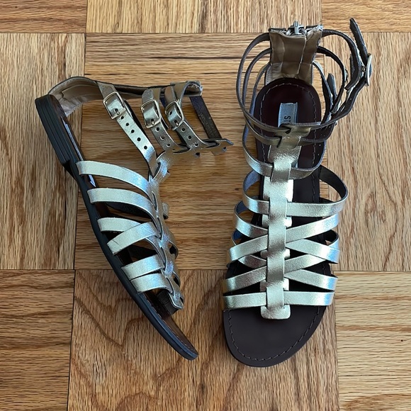 Steve Madden Shoes - Steve Madden Gold sandals